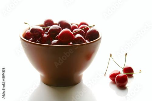 Photo: Sweet cherries in ceramic ware Sweet cherries in ceramic ware