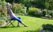 Foto: Frau genießt die Sonne im Garten Frau genießt die Sonne im Garten