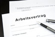 Arbeitsvertrag Dokument mit Füller