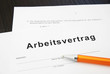 Arbeitsvertrag mit Kugelschreiber