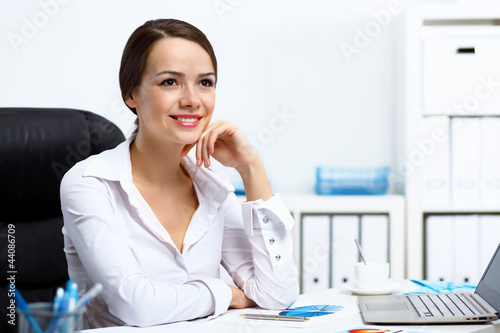 Foto: Young businesswoman in the office Young businesswoman in the office