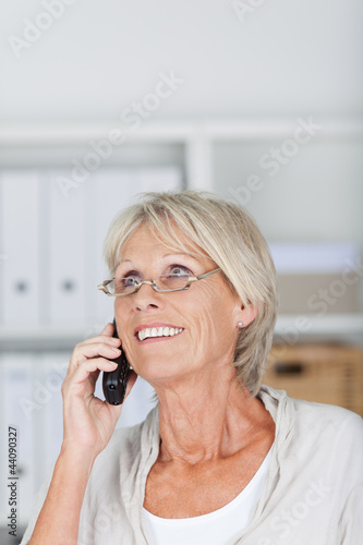 Photo: seniorin telefoniert seniorin telefoniert