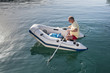 Mann im Schlauchboot
