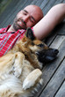 Schlafender Mann mit Hund