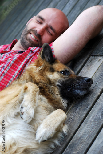 Photo: Schlafender Mann mit Hund Schlafender Mann mit Hund