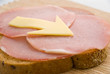 Belegtes Brot mit Pfeil aus Käse