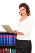 Frau mit Laptop im Büro