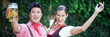Paar prostet in Lederhosen und Dirndl