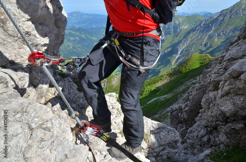 Photo: Bergsteiger mit Sicherung am Klettersteig Bergsteiger mit Sicherung am Klettersteig