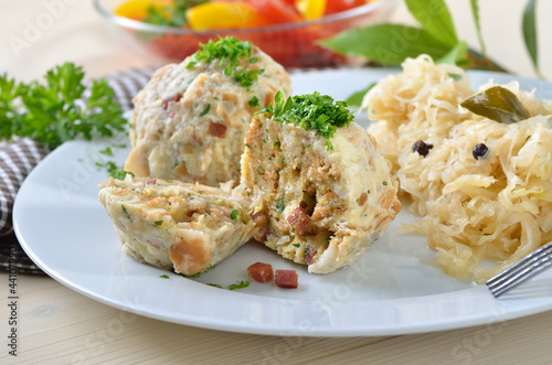 Photo: Deftige Speckknödel mit Sauerkraut Deftige Speckknödel mit Sauerkraut