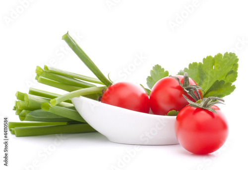 Foto: Spring onions and cherry tomato in bowl Spring onions and cherry tomato in bowl