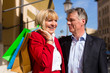 Älteres Paar macht Stadtbummel mit Shopping