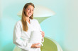 Wellness - junge Frau beim Floaten mit Floating Tank 