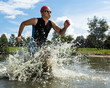 Triathlet rennt aus dem Wasser