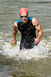 Triathlet rennt aus dem Wasser