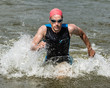 Triathlet rennt aus dem Wasser