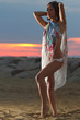 ragazza in spiaggia all'alba