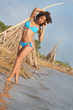 ragazza caraibica in spiaggia con costume azzurro