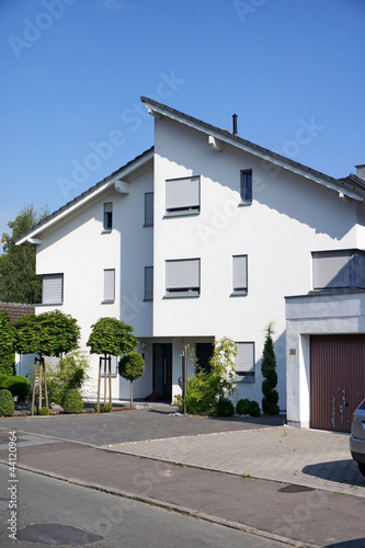 Photo: weißes gebäude #1 weißes gebäude #1