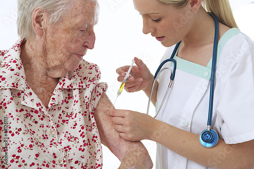 Photo: Vaccination d'une personne âgée Vaccination d'une personne âgée