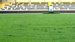 Vídeo: mowing grass in a football stadium mowing grass in a football stadium