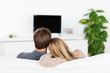 paar schaut fernsehen