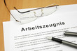 Arbeitszeugnis Dokument mit Brille