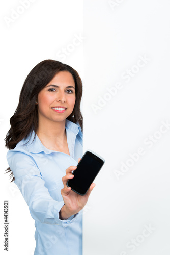Photo: frau mit werbeschild und handy frau mit werbeschild und handy