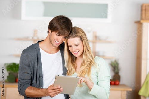Foto: paar mit tablet in der küche paar mit tablet in der küche