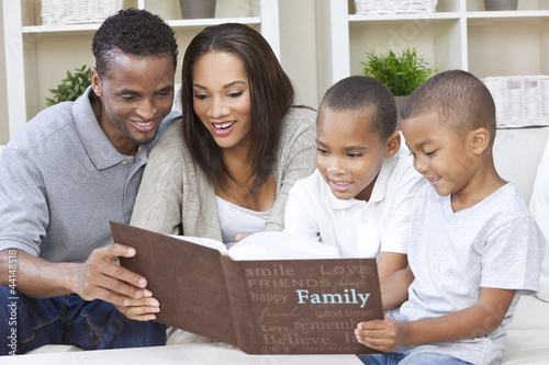 Foto: African American Family Looking At Photo Album African American Family Looking At Photo Album