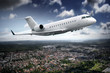 Flugzeug über der Stadt