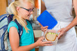 Familie - Mutter macht Frühstück für die Schule