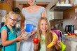 Familie - Mutter macht Frühstück für die Schule