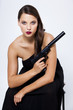 Taffer Blick Geheimagentin im Abendkleid mit Pistole