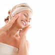 Foto: Beautiful Girl After Bath Touching Her Face. Skincare Beautiful Girl After Bath Touching Her Face. Skincare