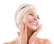 Foto: Beautiful Girl After Bath Touching Her Face. Skincare Beautiful Girl After Bath Touching Her Face. Skincare