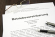 Betriebsvereinbarung mit Brille und Füller
