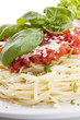 frische leckere Spaghetti mit Tomatensoße basilikum und Parmesa