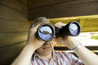 Mann schaut durch Fernglas