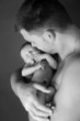 Foto: jeune papa qui embrasse son bébé jeune papa qui embrasse son bébé