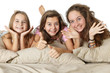 Foto: Trois jeunes filles sur une couette Trois jeunes filles sur une couette