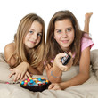 Foto: Enfants regardent la télévision au lit Enfants regardent la télévision au lit
