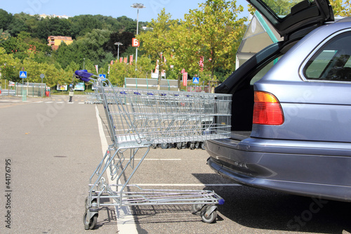 Photo: Auto mit Einkaufswagen Auto mit Einkaufswagen
