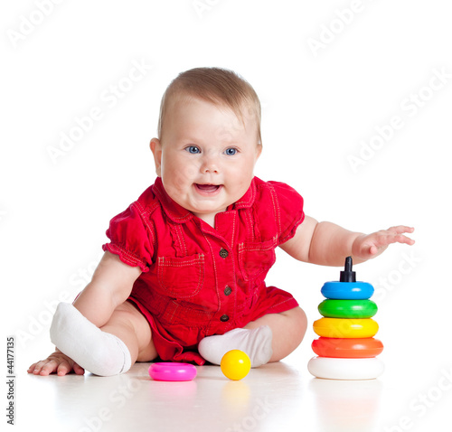 Foto: baby girl playing with colourful toy isolated on white backgroun baby girl playing with colourful toy isolated on white backgroun