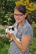 Junge Frau mit Katze