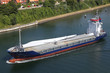Frachtschiff mit Rotorblättern