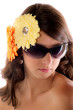 Photo: jeune femme et fleurs jaunes jeune femme et fleurs jaunes