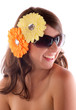 Photo: jeune femme souriante et fleurs dans les cheveux jeune femme souriante et fleurs dans les cheveux