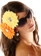Photo: portrait d'une jeune femme avec fleurs dans les cheveux portrait d'une jeune femme avec fleurs dans les cheveux