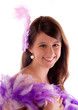 Photo: jolie femme avec plumes violettes jolie femme avec plumes violettes